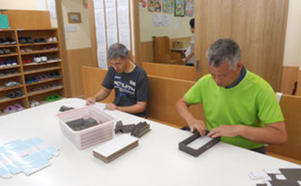 箱折り作業風景